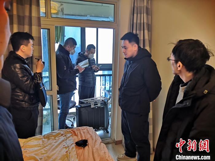 丹東市公安局民警抓捕犯罪嫌疑人，在其家中進(jìn)行搜查。　丹東市公安局供圖