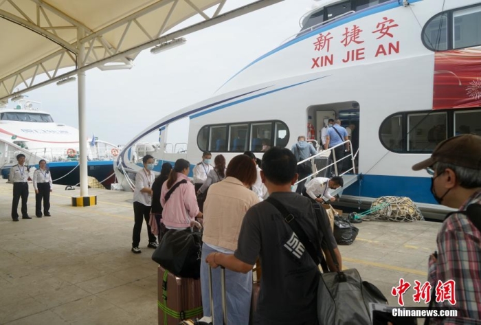 圖為乘客登船準(zhǔn)備從廈門啟航前往金門。福建海事 供圖