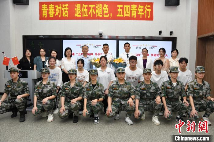 受邀功臣同師生代表合影?！≌闹菔型艘圮娙耸聞站止﹫D