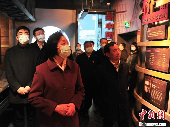 臺(tái)盟中央主席蘇輝近日率調(diào)研組赴吉林開(kāi)展重點(diǎn)考察調(diào)研。圖為在長(zhǎng)影舊址博物館考察吉林特色文化產(chǎn)業(yè)發(fā)展?！「啐埌?攝