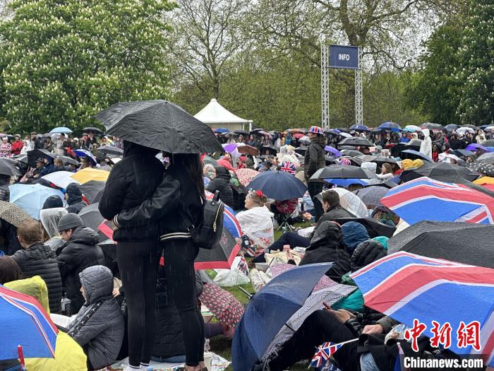 當?shù)貢r間5月6日，英國國王查爾斯三世的加冕儀式舉行。民眾雨中觀看儀式?！W陽開宇 攝