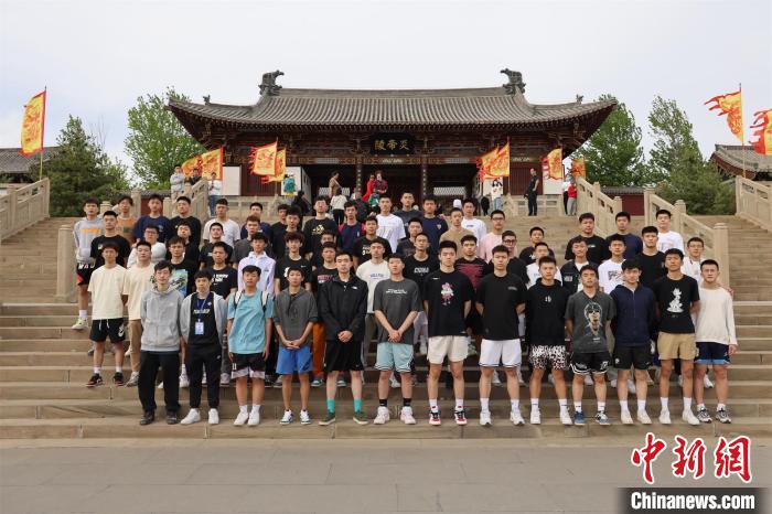 比賽結(jié)束后，兩岸學(xué)生參訪高平炎帝陵?！≈鬓k方供圖