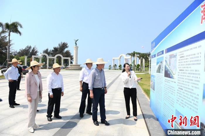圖為蔡達峰一行了解北海銀灘景區(qū)改造提升工程情況?！×趾?攝