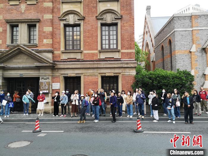 新階層人士走讀“外灘源”?！》队畋?攝