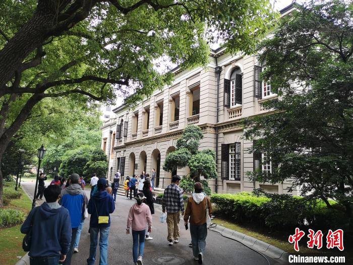 新階層人士參觀英國駐滬領(lǐng)事館?！》队畋?攝