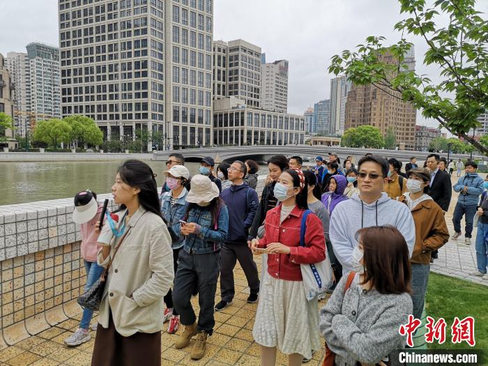 新階層人士走讀黃浦蘇州河沿岸?！》队畋?攝