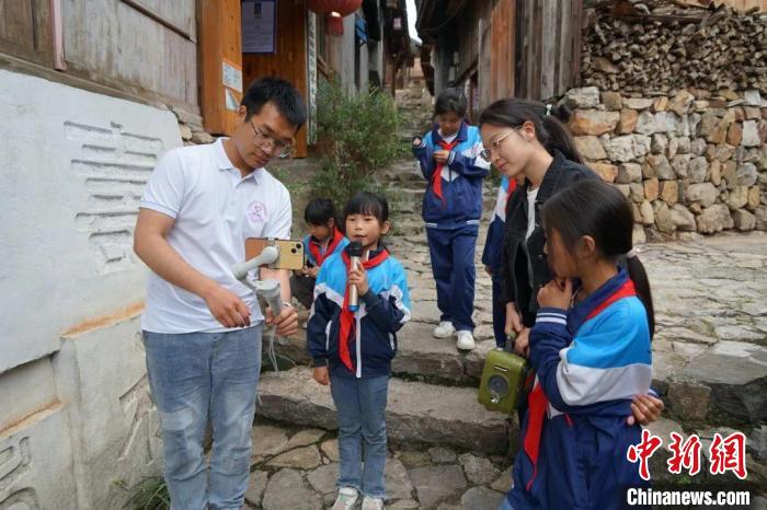 杜曉帆與該中心教師團(tuán)隊(duì)積極探索文化遺產(chǎn)方法論，深耕鄉(xiāng)村遺產(chǎn)領(lǐng)域。　復(fù)旦大學(xué)國土與文化資源研究中心供圖