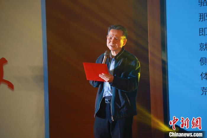 臺灣詩人白靈帶來了一首自創(chuàng)的詩歌《大戈壁》?！￠}南師范大學供圖