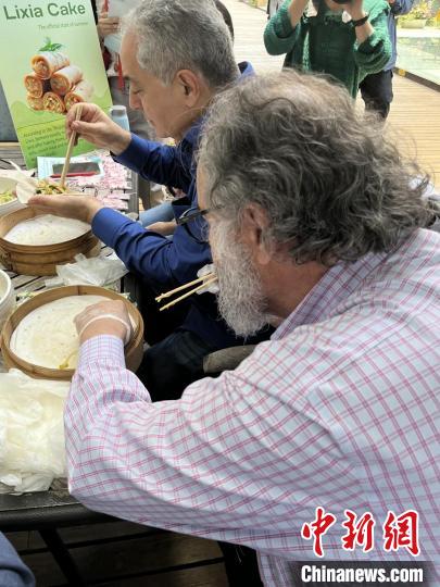 外交官們體驗(yàn)做立夏餅?！∪A東師范大學(xué)供圖