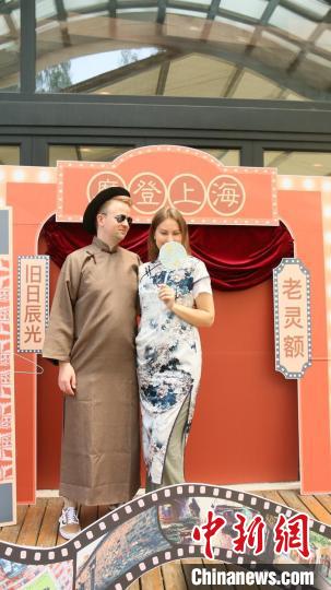 外交官們的上海風(fēng)韻時(shí)裝秀?！∪A東師范大學(xué)供圖