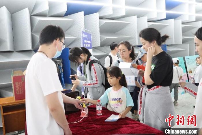 中科院聲學(xué)所公眾科學(xué)日活動(dòng)現(xiàn)場(chǎng)?！≈锌圃郝晫W(xué)所 供圖