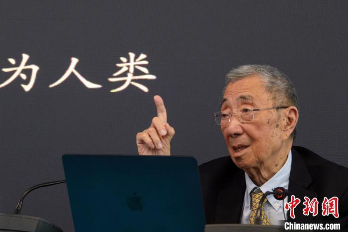 高能論壇上，丁肇中先生與現(xiàn)場(chǎng)聽眾交流?！?lt;a target='_blank' href='/'><p  align=