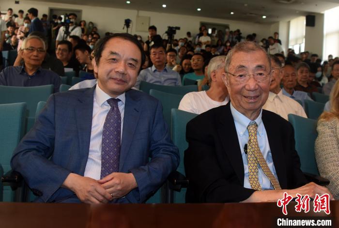 高能論壇開始前，丁肇中先生(右)與主持論壇的中科院高能所所長(zhǎng)王貽芳院士合影?！?lt;a target='_blank' href='/'><p  align=