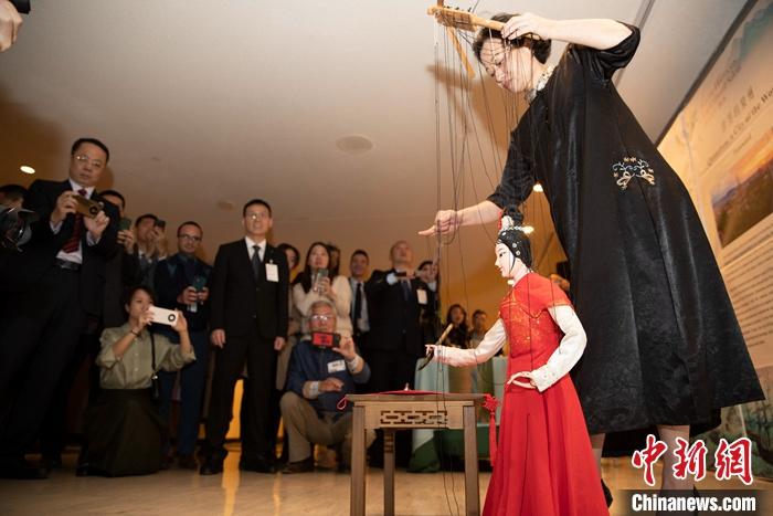 當?shù)貢r間5月19日，中國常駐聯(lián)合國代表團、中國文化和旅游部、泉州市人民政府在紐約聯(lián)合國總部聯(lián)合舉辦“茶和天下·雅集”主題展覽和招待會。圖為展覽表演泉州提線木偶寫書法。 <a target='_blank' href='/' _fcksavedurl='/'><p  align=