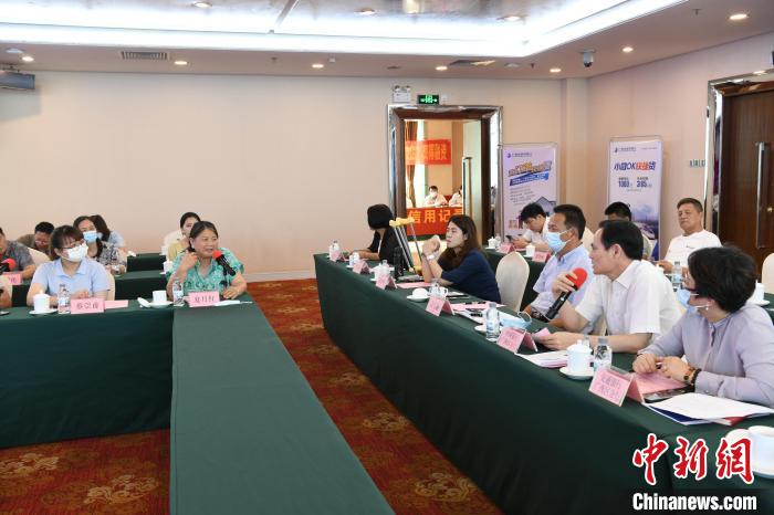 圖為中國銀行廣西分行代表在回應桂林歸義生態(tài)農業(yè)有限公司總經(jīng)理夏月紅的貸款需求?！∈Y雪林 攝