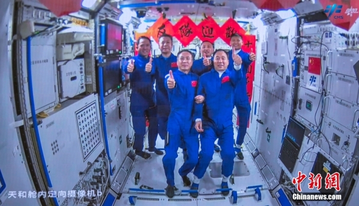 圖為神舟十五號(hào)航天員乘組與神舟十六號(hào)航天員乘組“全家?！?。中國(guó)載人航天工程辦公室 供圖
