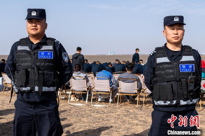 圖為承擔(dān)神舟十六號載人飛船安保任務(wù)的移民管理警察?！∨ｖ?攝