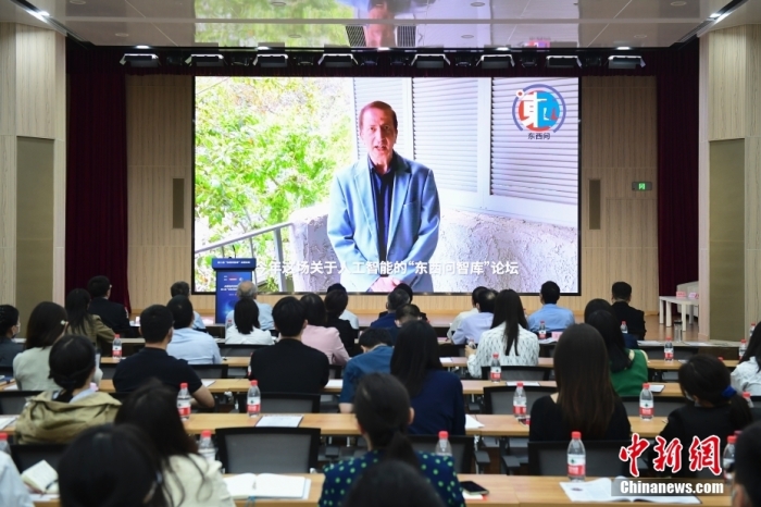5月30日，<a target='_blank' href='/'>中新社</a>第二屆“東西問智庫”主題論壇在北京舉行，多位中外專家圍繞“AI革命與文明進(jìn)化”展開討論。圖為美國加州理工學(xué)院電氣工程和計算機(jī)科學(xué)教授、人工智能專家亞瑟·阿布-穆斯塔法通過視頻在論壇上作主旨演講。<a target='_blank' href='/'>中新社</a>記者 田雨昊 攝