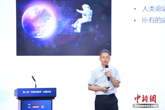 5月30日，<a target='_blank' href='/'>中新社</a>第二屆“東西問智庫”主題論壇在北京舉行，多位中外專家圍繞“AI革命與文明進(jìn)化”展開討論。圖為北京大學(xué)新聞與傳播學(xué)院教授胡泳在論壇上作主旨演講。<a target='_blank' href='/'>中新社</a>記者 田雨昊 攝