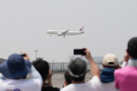 5月28日，C919首個商業(yè)航班東航MU9191飛抵北京首都國際機(jī)場。新華社記者鞠煥宗攝