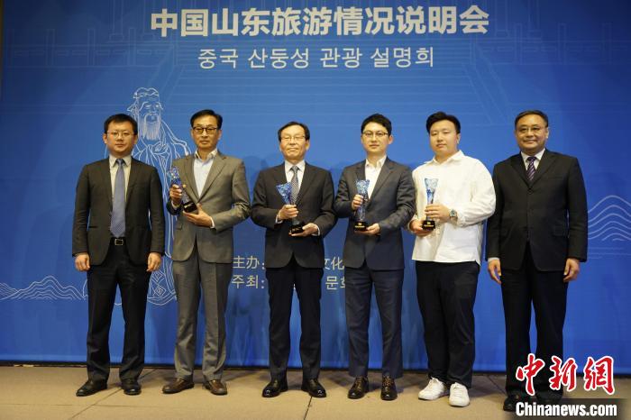 為“好客山東”旅游大使授牌?！⑿?攝
