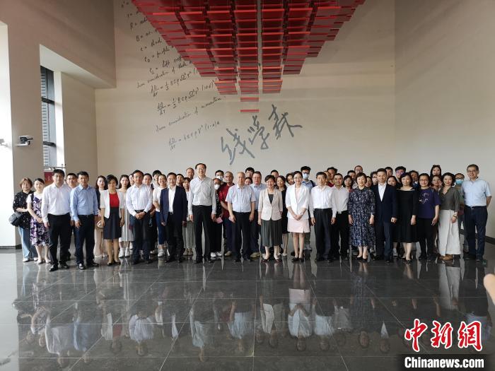 上海僑界人士參觀上海交通大學(xué)錢學(xué)森圖書館。　范宇斌 攝
