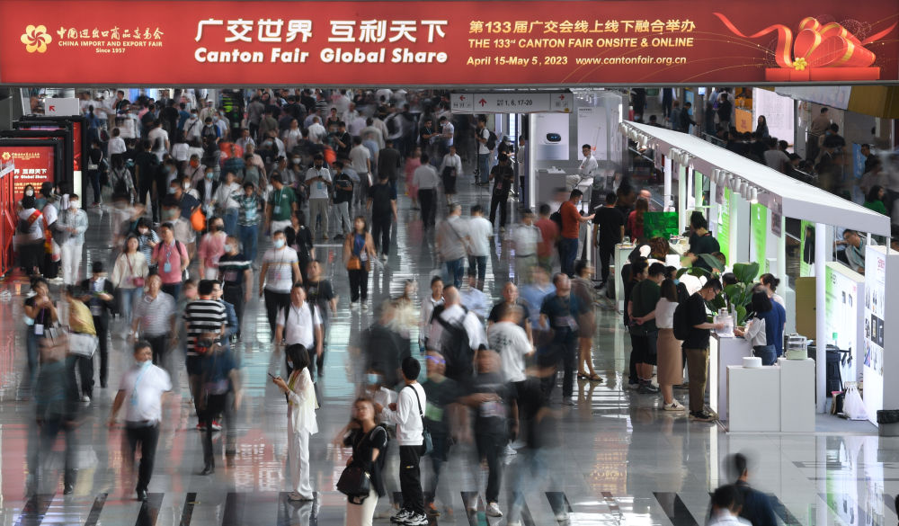 這是4月15日拍攝的廣交會(huì)現(xiàn)場(chǎng)。第133屆中國(guó)進(jìn)出口商品交易會(huì)（廣交會(huì)）全面恢復(fù)線下展，吸引220多個(gè)國(guó)家和地區(qū)的數(shù)十萬(wàn)采購(gòu)商報(bào)名參會(huì)。新華社記者 鄧華 攝