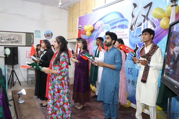 “漢語橋”世界大學生中文比賽卡拉奇賽區(qū)決賽現(xiàn)場，參賽選手共同演唱中文歌曲?？ɡ娲髮W孔子學院供圖