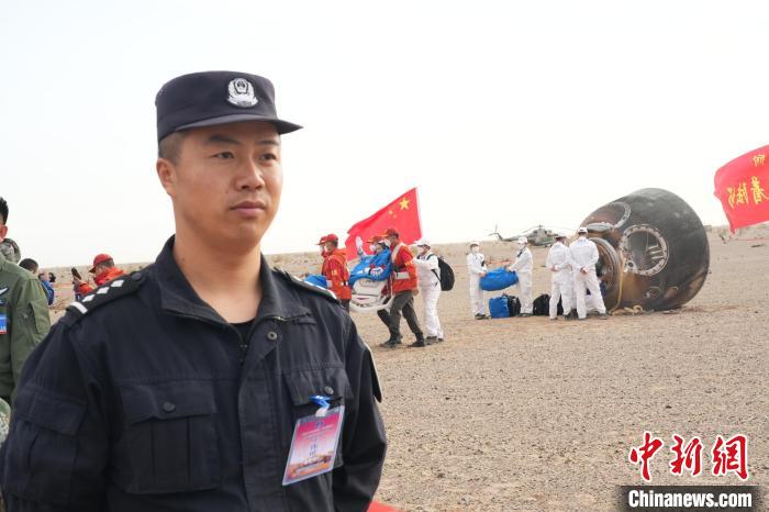 圖為阿拉善邊境管理支隊(duì)民警在著陸場開展安保工作?！埥?攝