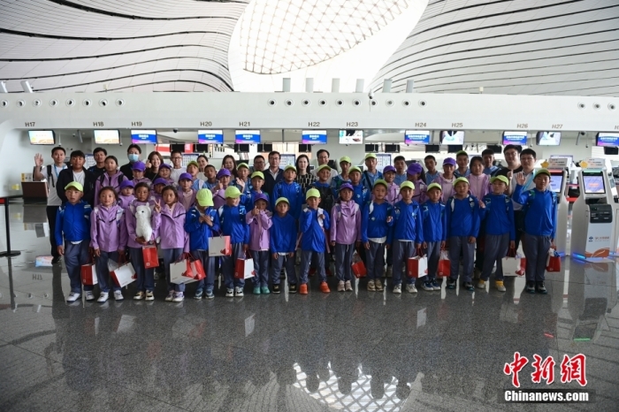 6月4日清晨，在數(shù)天充實(shí)的行程之后，“青海玉樹(shù)藏族青少年北京行”活動(dòng)的40名藏族孩子踏上了歸程。圖為藏族孩子們?cè)跈C(jī)場(chǎng)合影留念。<a target='_blank' href='/' _fcksavedurl='/'><p  align=