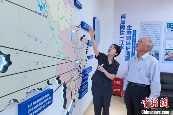 金門同胞參觀金門供水水源生態(tài)司法保護(hù)基地?！O虹 攝