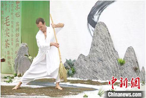 圖為《信陽毛尖·茶舞》沉浸式藝術表演?！⌒抨柺形麄鞑抗﹫D