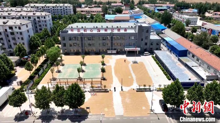 德州陵城區(qū)開放1297處鎮(zhèn)村公共場(chǎng)地，緩解農(nóng)民曬糧難題。　陵城區(qū)委宣傳部供圖