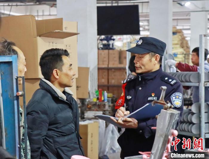 3月30日，大興派出所民警來(lái)到轄區(qū)中小企業(yè)，開(kāi)展“為民為企為項(xiàng)目”走訪活動(dòng)?！『戏示焦﹫D