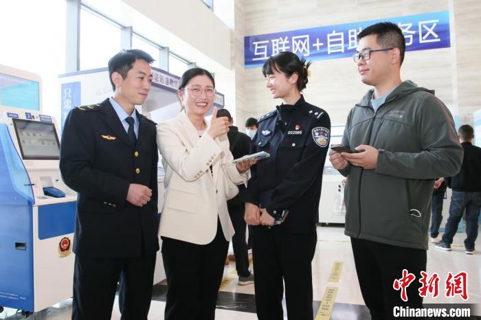 4月10日，安徽合肥，一家運(yùn)輸企業(yè)負(fù)責(zé)人在工作人員的指導(dǎo)下，使用小程序辦理車管業(yè)務(wù)?！『戏示焦﹫D