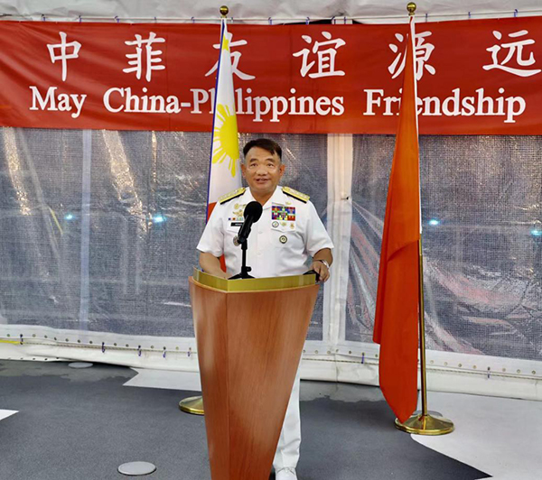 菲海軍司令阿達(dá)奇代表菲馬科斯總統(tǒng)歡迎“戚繼光”艦到訪。中國(guó)駐菲律賓大使館供圖