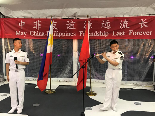 艦上官兵表演歌舞、民樂(lè)、武術(shù)等節(jié)目。中國(guó)駐菲律賓大使館供圖