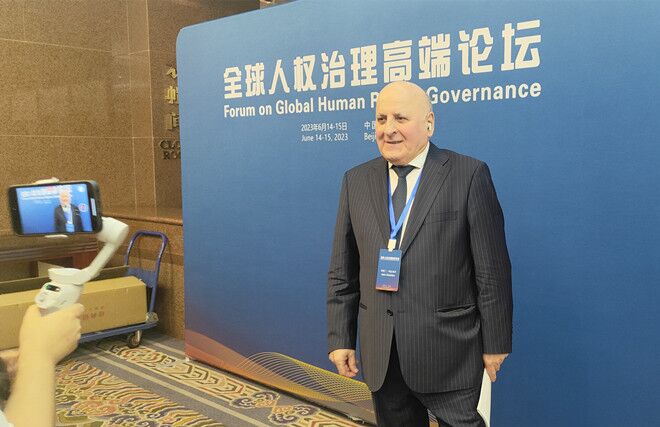 聯(lián)合國經(jīng)濟、社會及文化權(quán)利委員會副主席兼報告員、莫斯科國際關(guān)系學(xué)院國際法系主任阿斯蘭·阿巴希澤接受人民網(wǎng)記者采訪。圖片來源：視頻截圖