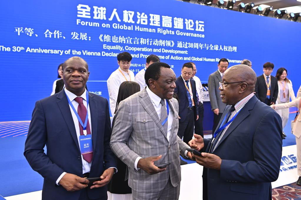 6月14日，與會(huì)者在論壇現(xiàn)場(chǎng)交流。新華社記者 李鑫 攝