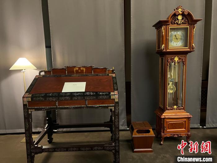 圖為春秋館展覽陳設(shè)的青瓦臺(tái)家具?！⑿?攝