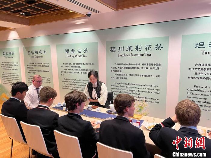 澳大利亞悉尼中學生參加“茶和天下”雅集文化體驗活動。　顧時宏 攝