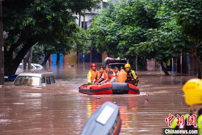 7月4日，萬州區(qū)五橋街道，消防救援人員用沖鋒舟救援轉(zhuǎn)運被困群眾?！∪矫宪?攝