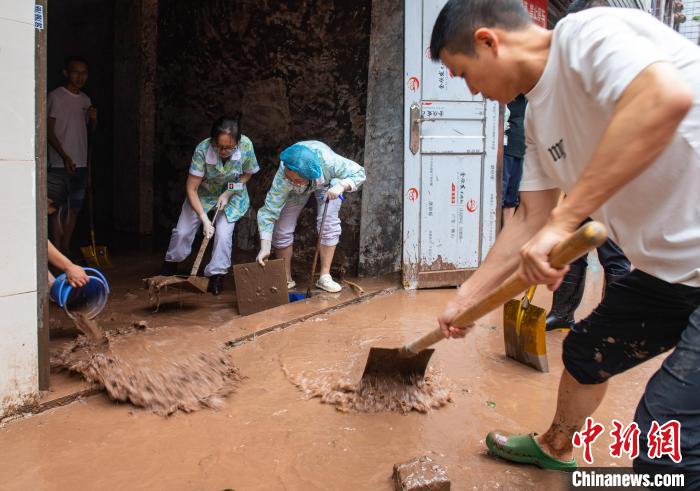 7月4日，萬州區(qū)五橋街道，洪水退去后，居民開展清淤工作。　冉孟軍 攝