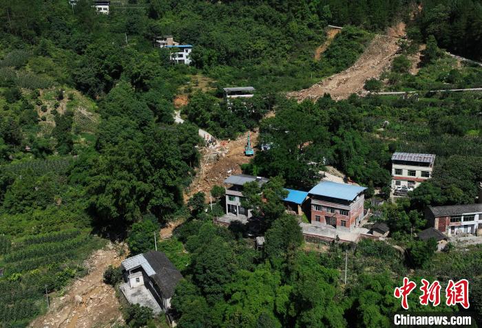 圖為航拍重慶萬(wàn)州救援現(xiàn)場(chǎng)。　陳超 攝