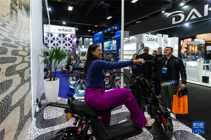 7月10日，在巴西圣保羅舉行的國(guó)際消費(fèi)類(lèi)電子及家用電器產(chǎn)品展覽會(huì)上，參觀者體驗(yàn)一款電動(dòng)自行車(chē)。新華社記者 王天聰 攝