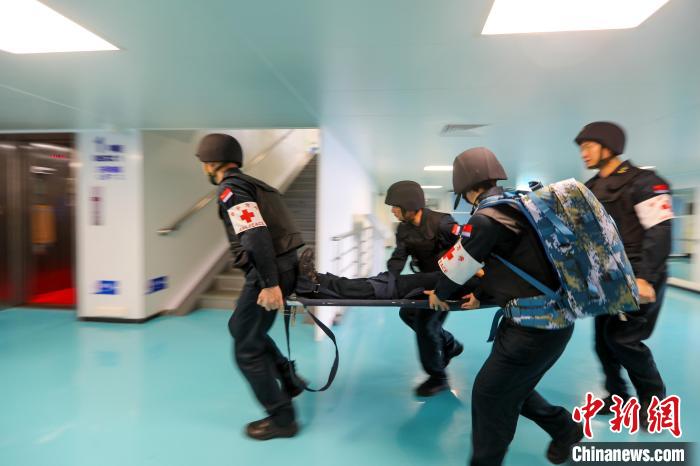 “和平方舟”號醫(yī)院船在西太平洋海域進(jìn)行反恐反海盜演練。圖為醫(yī)療救護(hù)組在轉(zhuǎn)運“傷員”?！⌒煳?攝