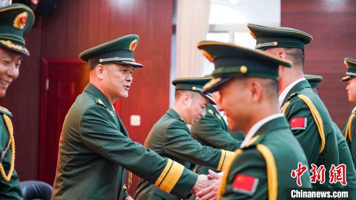 首長(zhǎng)為晉銜官兵頒發(fā)任命狀?！堨狭?攝