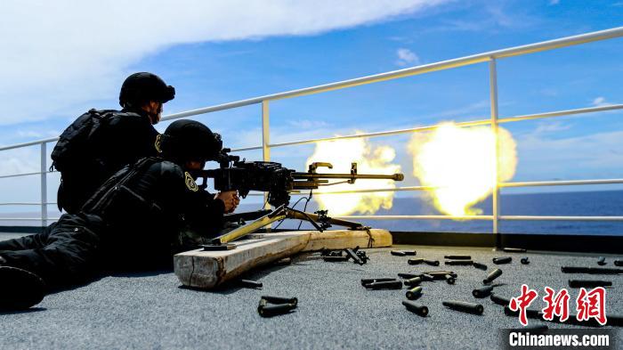 “和平方舟”號(hào)醫(yī)院船在西太平洋海域進(jìn)行反恐反海盜演練。圖為火力組隊(duì)員進(jìn)行警告射擊。　徐巍 攝