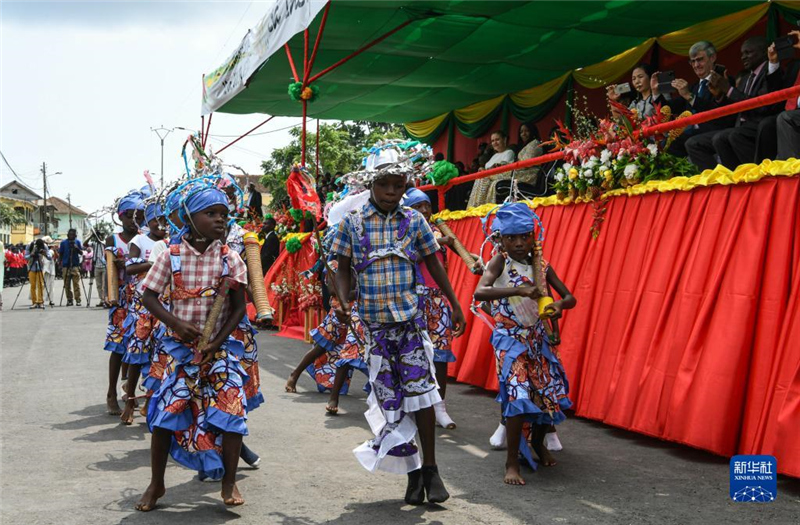 7月12日，演員在圣多美和普林西比圣多美島瓜達(dá)盧佩鎮(zhèn)舉行的獨(dú)立日慶典活動(dòng)上表演。新華社記者 韓旭 攝