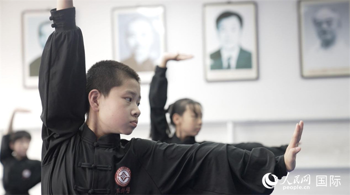 正在練習(xí)劈掛拳的武術(shù)學(xué)童。人民網(wǎng)記者 袁蒙攝